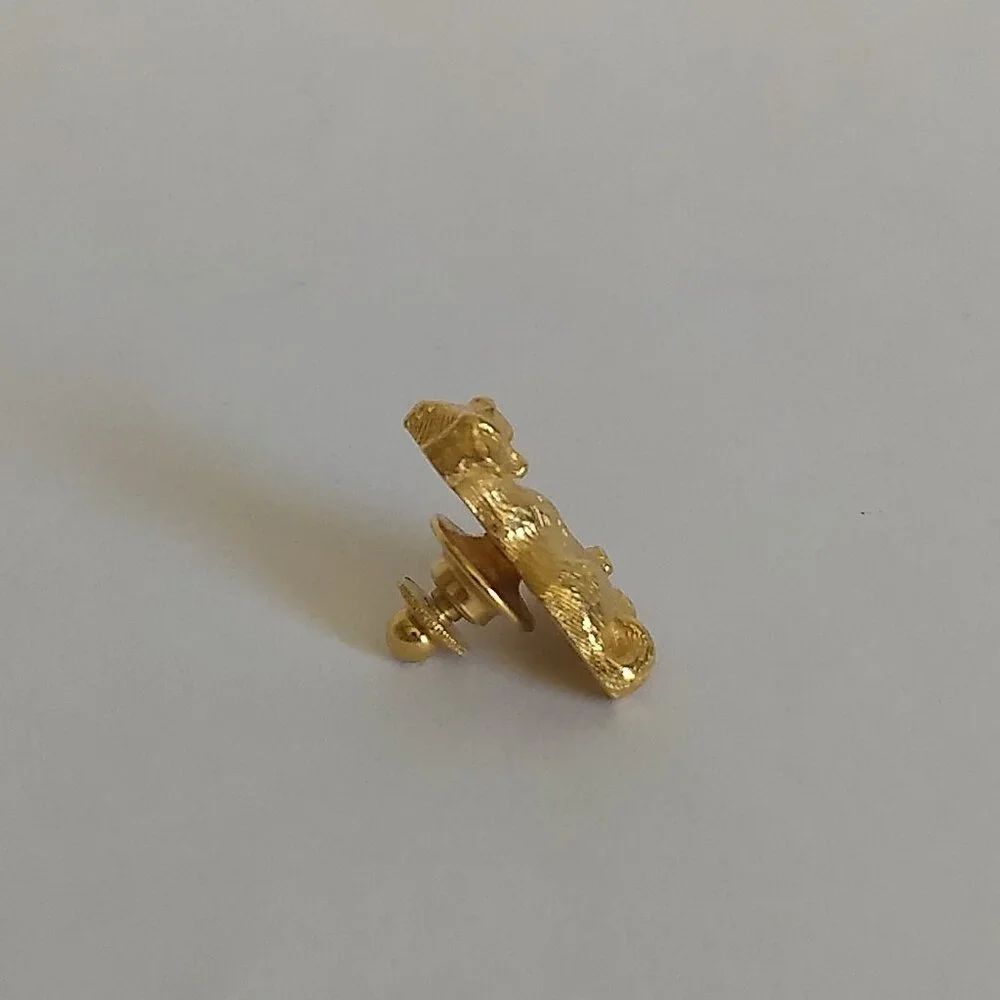 Gold Tone Sitting Dog Puppy Pin Brooch 3D Textured Gift Modern Minimalist Preppy